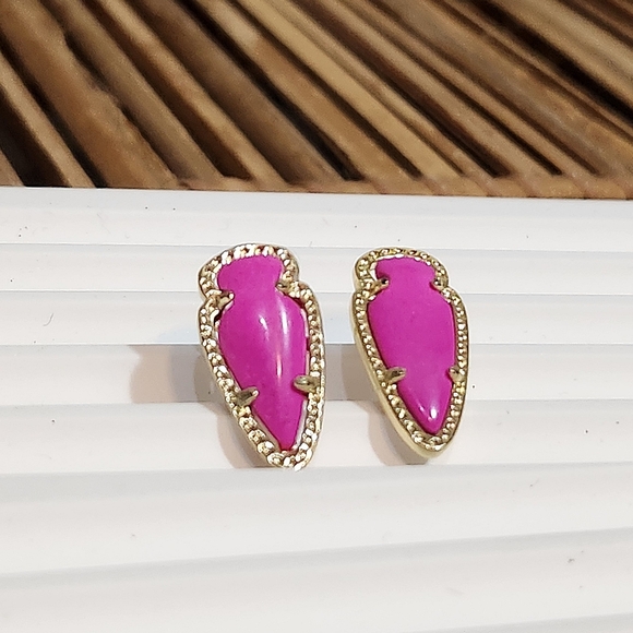 Kendra Scott Hot Pink Magenta Skylette Arrowhead Stud Earrings RARE - Picture 2 of 9